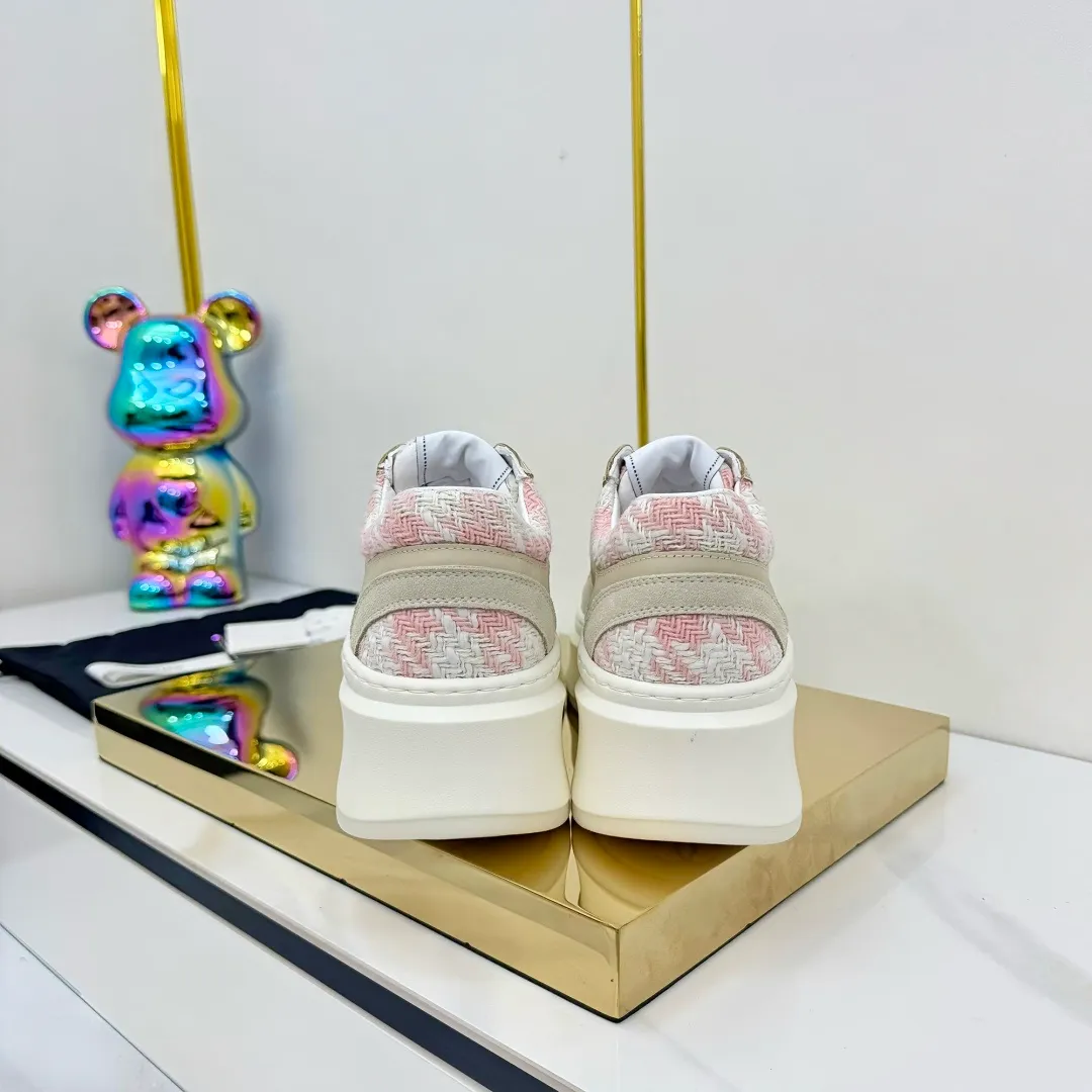 👟👟Ex-factory price 600👟👟 Upgraded version, upgraded version, upgraded version! No rebuttal accepted! ! ! ! Chanel Chanel panda shoes! 2025 counter's top casual sports shoes. This classic design; the upper is electro-embroidered with a variety of techniques; the outsole is fashionable and sporty; the unusual inclusion of a variety of color matching elements... The diversified mix and match is very good-looking and versatile, and can be used for leisure, fashion, sports, and outdoor... ꫛꫀꪝ Go➫ Materials: ❶Upper made of: original imported first-layer silk cowhide + original waterproof cloth + original first-layer cowhide ❷Inner lining: Original Yangli+Net ❸Outsole based on: Original TPU combination outsole Counter boutique packaging complete set for women 35–41 👉 👉 👉 👉 👉